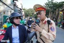 Nữ tài xế yêu cầu CSGT "test" máy đo trước khi thổi nồng độ cồn