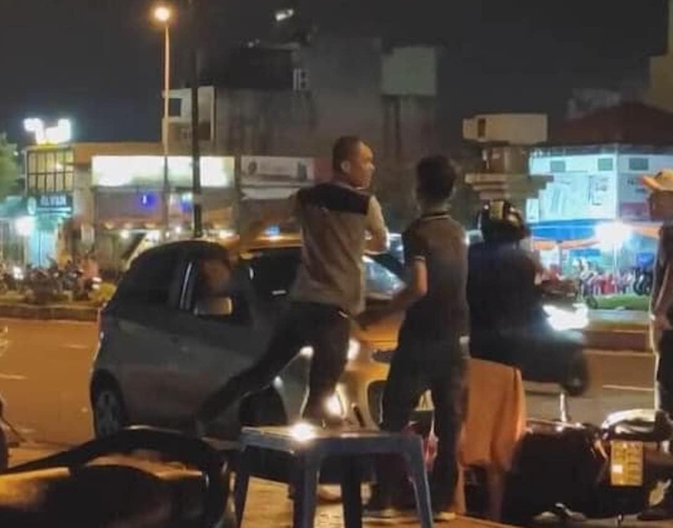 TPHCM: Công an làm việc với người đàn ông bắt cô gái quỳ giữa đường - 1