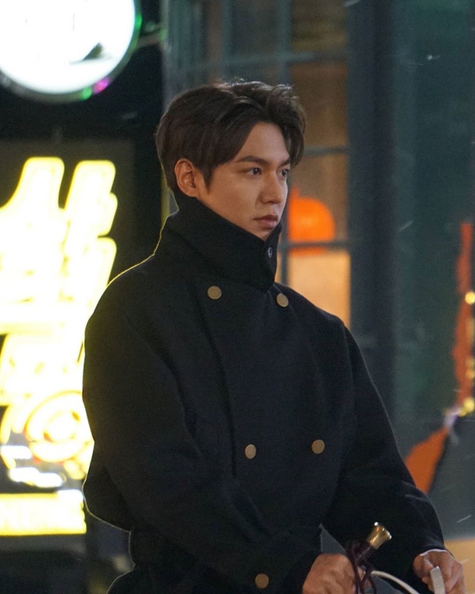 Lee Min Ho hút fan khi cưỡi ngựa trên đường phố - 6 Lee Min Ho hút fan khi cưỡi ngựa trên đường phố - 6