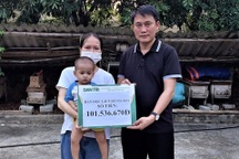 Người mẹ nghèo có con mắc bệnh lạ được giúp đỡ hơn 230 triệu đồng