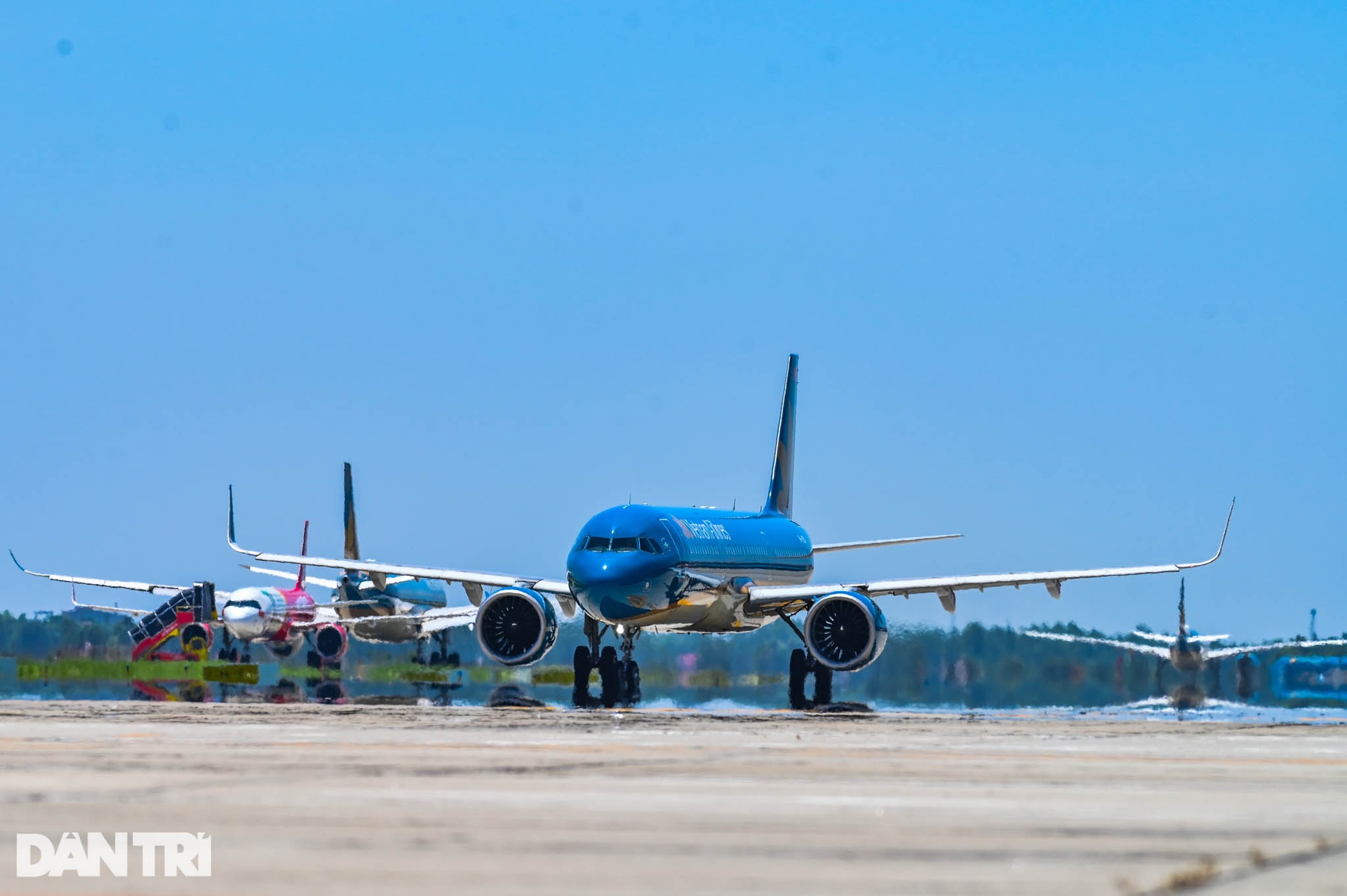 Ám ảnh hàng trăm tàu bay đắp chiếu nằm la liệt tại Nội Bài, Tân Sơn Nhất - 11 Ám ảnh hàng trăm tàu bay đắp chiếu nằm la liệt tại Nội Bài, Tân Sơn Nhất - 11