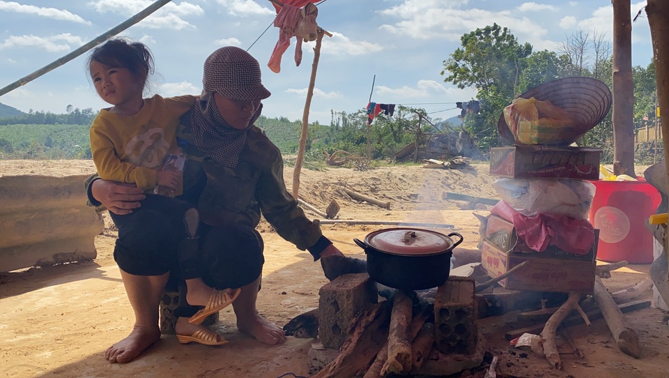 Lũ rút, về nhà chỉ còn bãi đất trống, gia đình nheo nhóc căng bạt ở tạm - 7 Lũ rút, về nhà chỉ còn bãi đất trống, gia đình nheo nhóc căng bạt ở tạm - 7