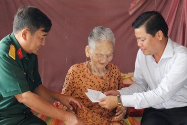 Lãnh đạo tỉnh Long An tặng nhà cho đối tượng chính sách