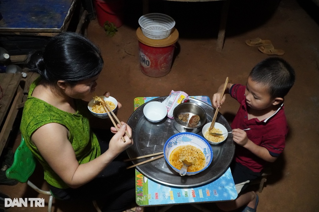 Cuộc sống du mục của thợ cạo nhựa thông giữa đại ngàn - 4 Cuộc sống du mục của thợ cạo nhựa thông giữa đại ngàn - 4