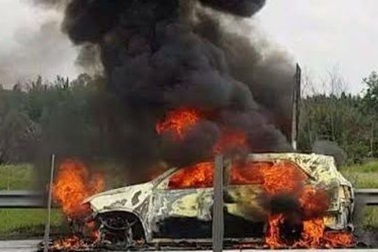 Ô tô đang chạy bất ngờ cháy rụi