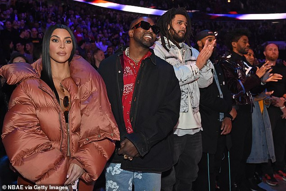 Kim Kardashian và chồng tình tứ đi xem bóng rổ - 4