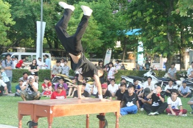 Xem teen Huế nhảy parkour mạo hiểm từ nóc nhà xuống đất