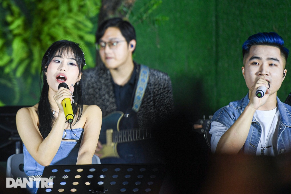 Sinh viên Đại học Thăng Long bùng nổ khi cover các bản nhạc hit - 3 Sinh viên Đại học Thăng Long bùng nổ khi cover các bản nhạc hit - 3