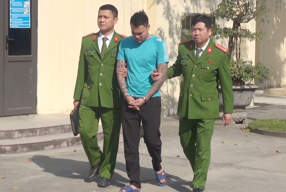 Nam thanh niên chuyên bán ma túy cho lái xe đường dài - 1 Nam thanh niên chuyên bán ma túy cho lái xe đường dài - 1