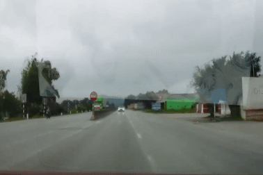 Tài xế chạy ô tô ngược chiều trên quốc lộ do vội đi họp phụ huynh