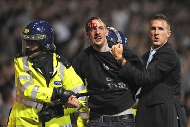 "Bóng ma" bạo lực lại ám ảnh bóng đá Anh