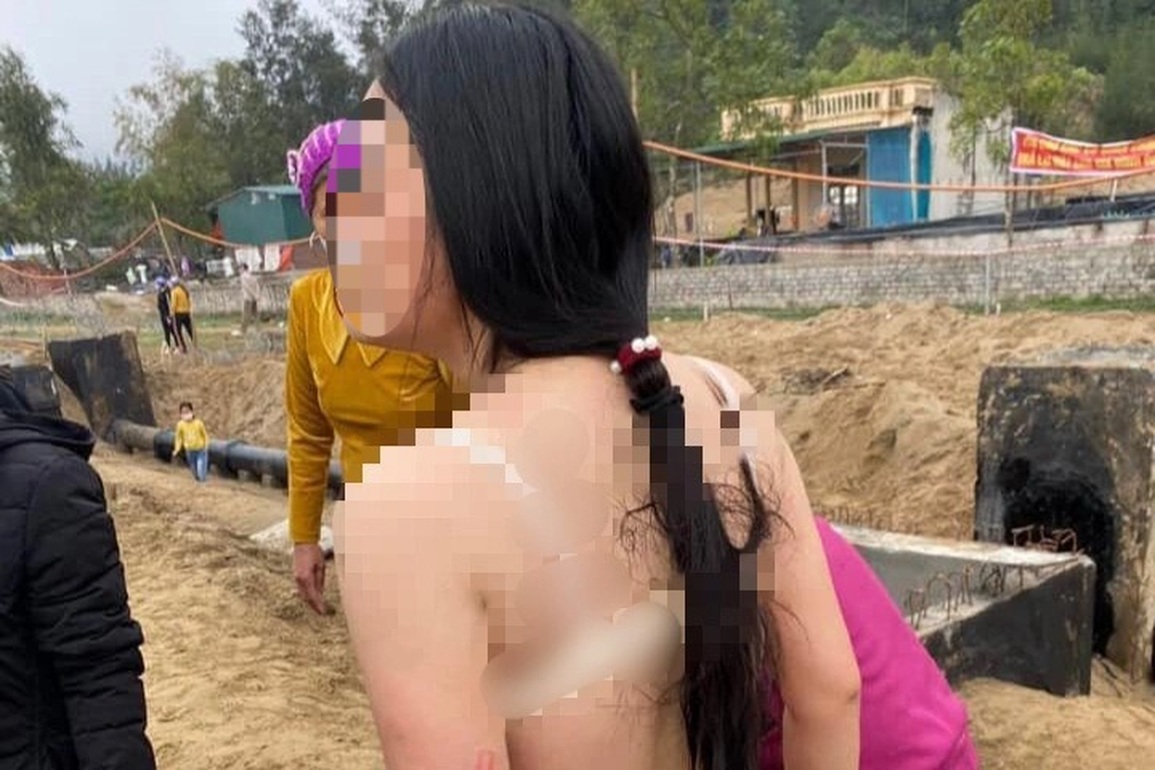 Công an điều tra vụ nhóm phụ nữ mặc áo ngực la hét ở công trường - 2 Công an điều tra vụ nhóm phụ nữ mặc áo ngực la hét ở công trường - 2