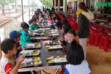 Bữa trưa đạm bạc của học sinh trường PT dân tộc bán trú tiểu học Trà Tập