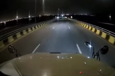 Tài xế container phanh gấp khi phát hiện xe ben đi ngược chiều trên cao tốc