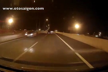 Hãi hùng nhìn ô tô chạy ngược chiều trên đường cao tốc