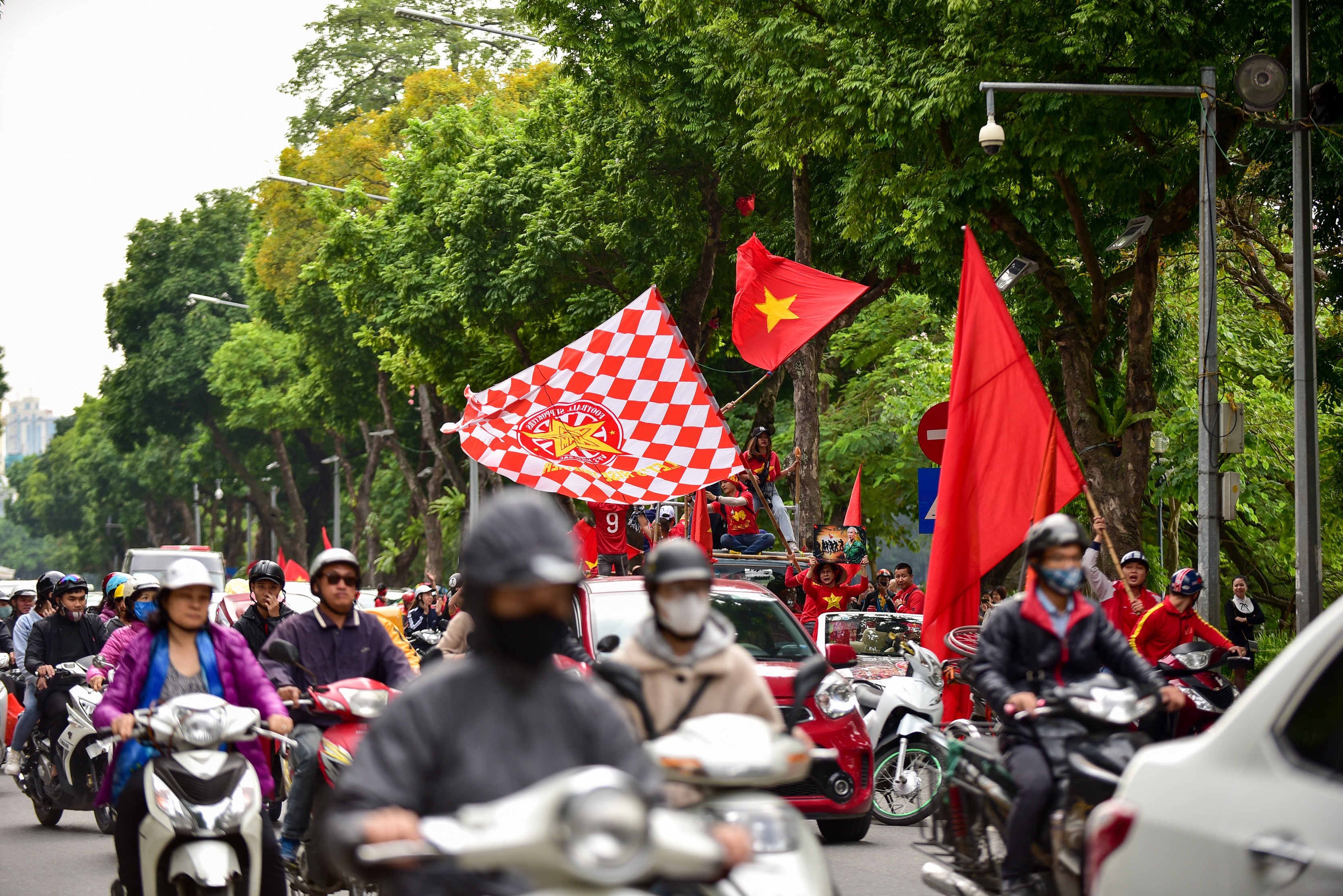Cổ động viên tiếp lửa cho đội tuyển Việt Nam trước trận gặp Thái Lan - 11 Cổ động viên tiếp lửa cho đội tuyển Việt Nam trước trận gặp Thái Lan - 11