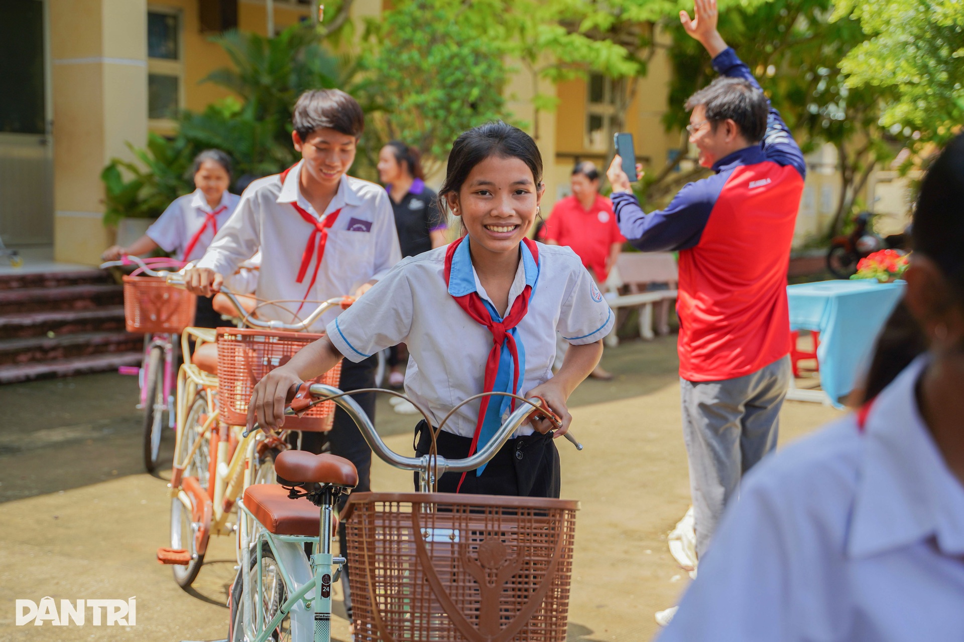 Người đàn ông giữ kỷ lục hơn 20 năm làm thiện nguyện - 6 Người đàn ông giữ kỷ lục hơn 20 năm làm thiện nguyện - 6