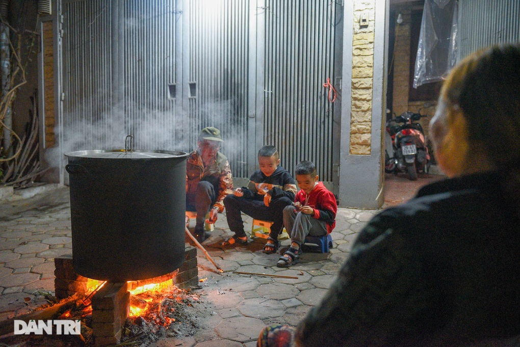 Người Hà Nội bắc bếp củi, quây quần luộc bánh chưng xuyên đêm trên vỉa hè - 5 Người Hà Nội bắc bếp củi, quây quần luộc bánh chưng xuyên đêm trên vỉa hè - 5