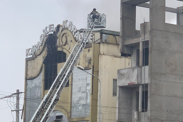 Vụ cháy quán karaoke làm 32 người chết: Khởi tố thêm 2 cán bộ công an