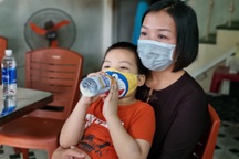 Trẻ mồ côi do Covid-19: "Cháu nằm mơ gọi ba rồi khóc, nước mắt đầm đìa"