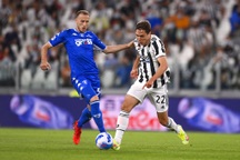 Vừa chia tay C.Ronaldo, Juventus bất ngờ thua sốc trước "tí hon"