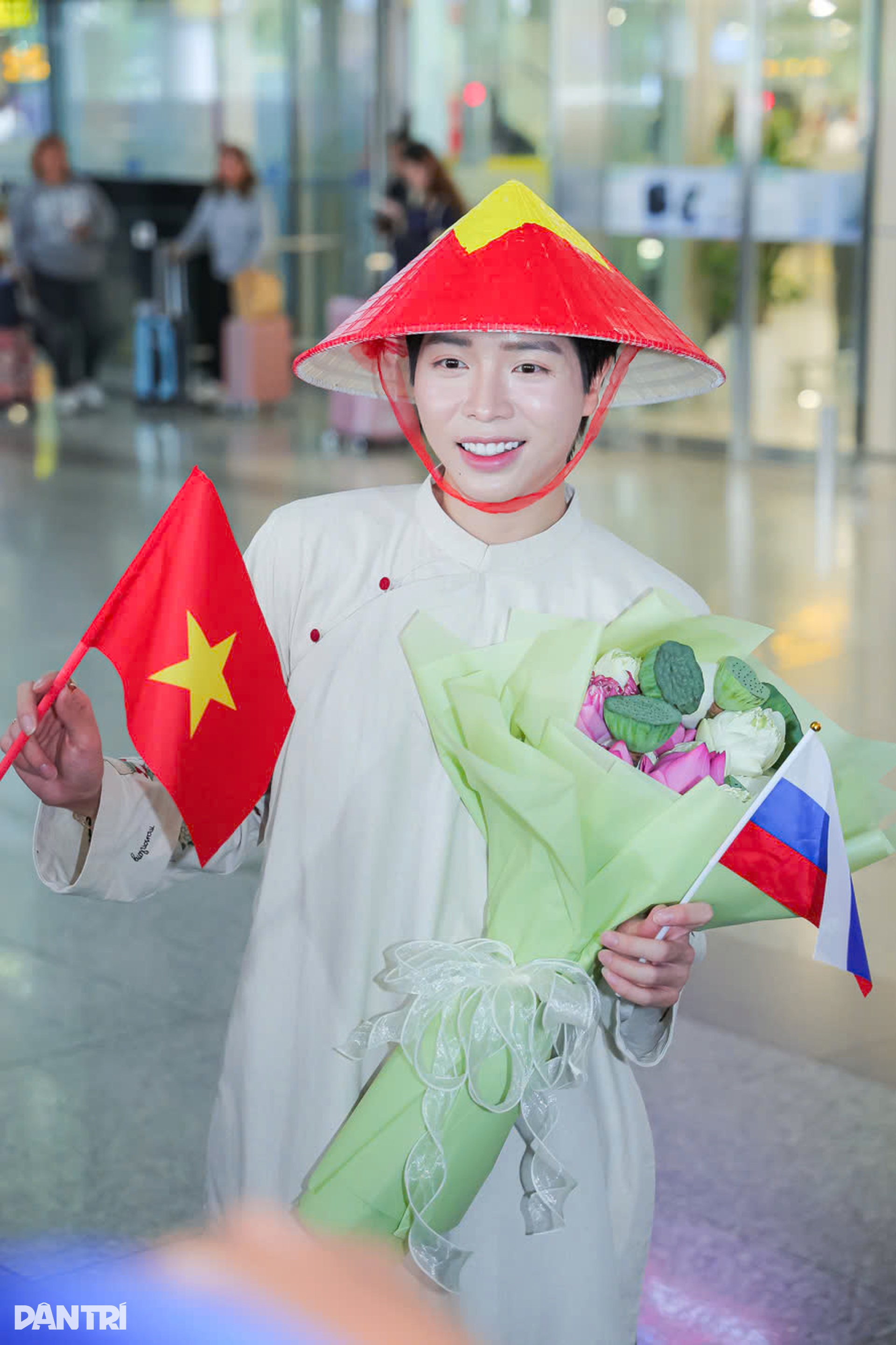 Đức Phúc về nước: Fan dậy từ 3h, mang nón lá tặng thần tượng - 5 Đức Phúc về nước: Fan dậy từ 3h, mang nón lá tặng thần tượng - 5