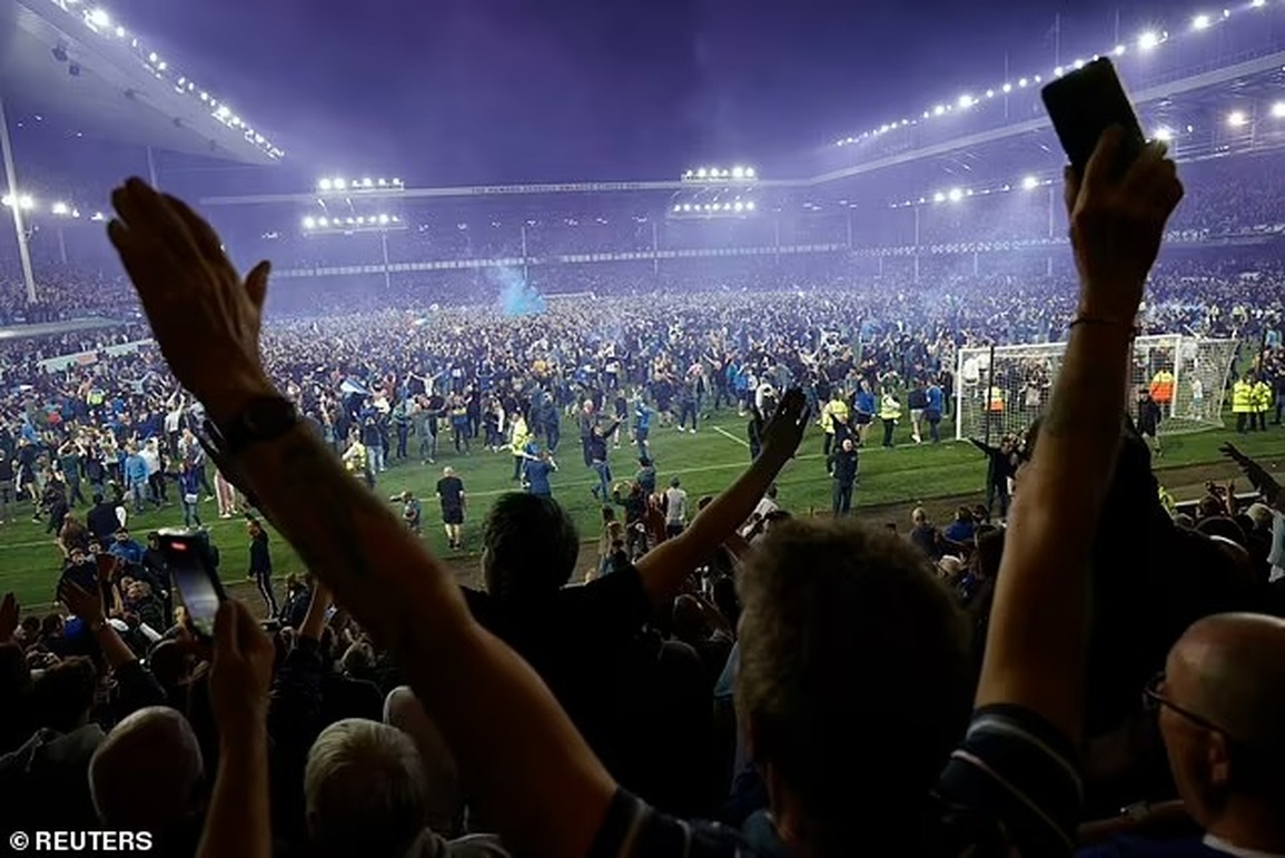 Trụ hạng thành công, CĐV Everton tràn xuống sân ăn mừng như nhà vô địch - 8 Trụ hạng thành công, CĐV Everton tràn xuống sân ăn mừng như nhà vô địch - 8
