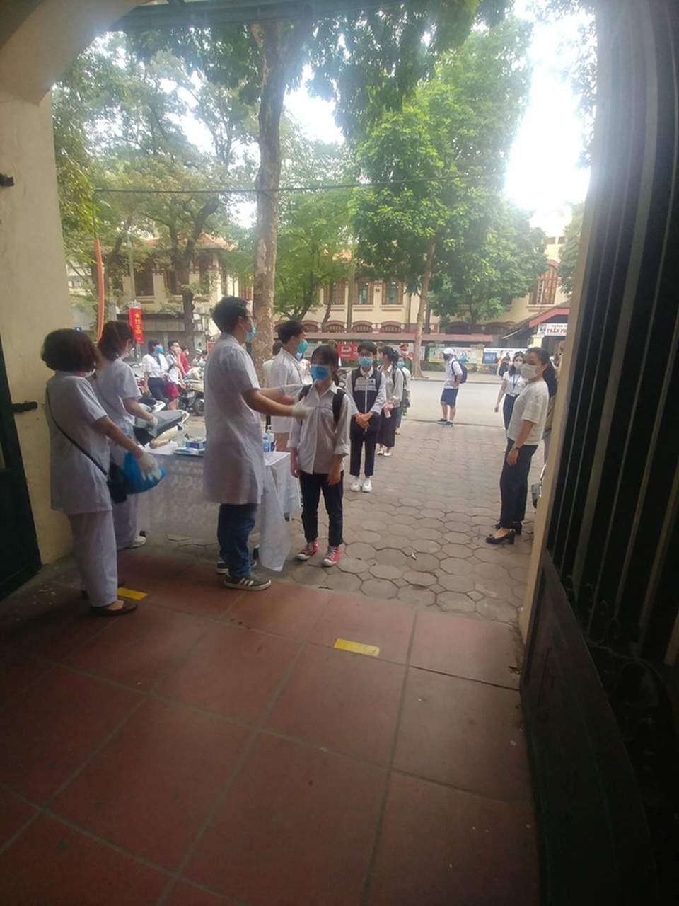 Các trường THCS quận Hoàn Kiếm náo nức đón HS trở lại sau đợt nghỉ dịch - 6 Các trường THCS quận Hoàn Kiếm náo nức đón HS trở lại sau đợt nghỉ dịch - 6