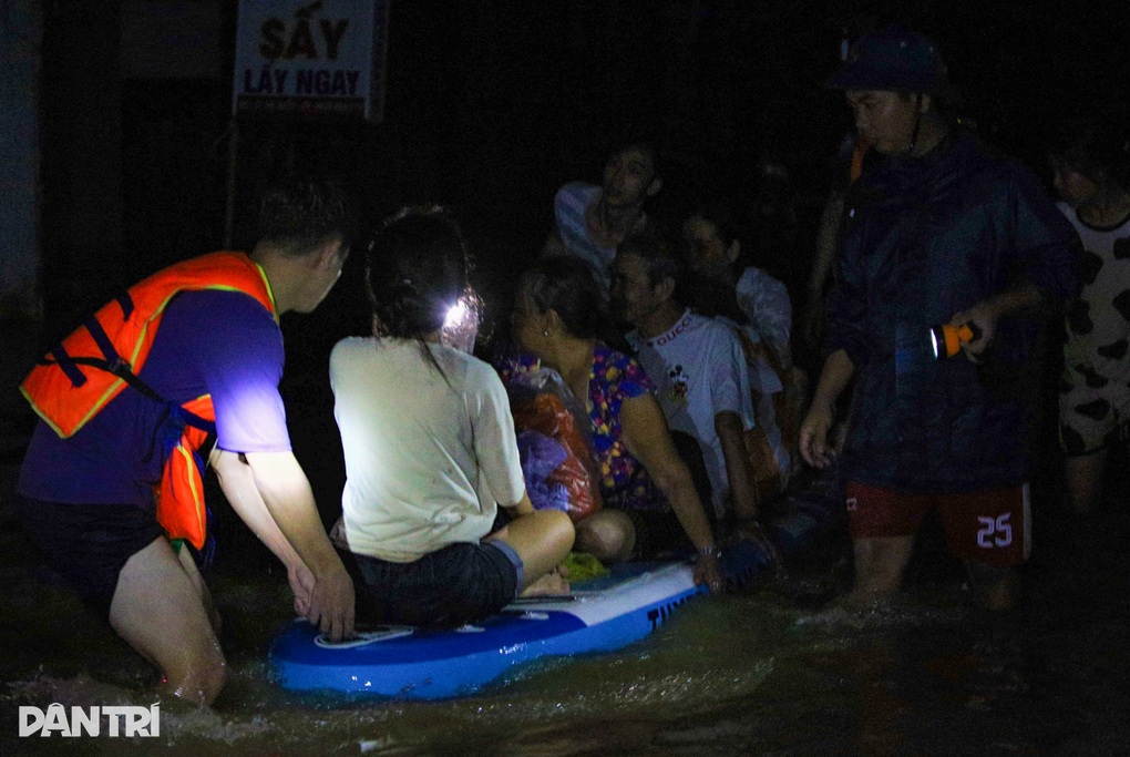 Đà Nẵng: Nam sinh viên lao vào dòng nước lũ cứu người gặp nạn trong đêm - 2 Đà Nẵng: Nam sinh viên lao vào dòng nước lũ cứu người gặp nạn trong đêm - 2