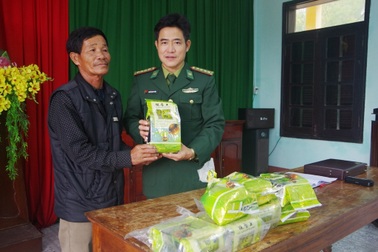 Phát hiện 7,8kg nghi ma túy đá trôi dạt vào bờ biển