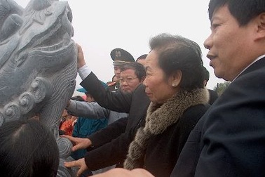 Phó Chủ tịch nước dâng hương tại đền Kinh Dương Vương