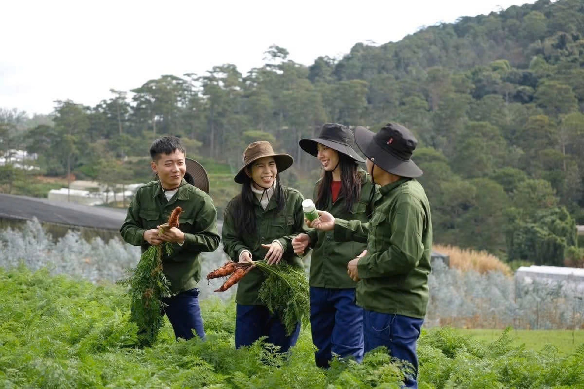 Cuộc sống của Hoa hậu Thùy Tiên trước khi vướng ồn ào lớn nhất sự nghiệp - 2