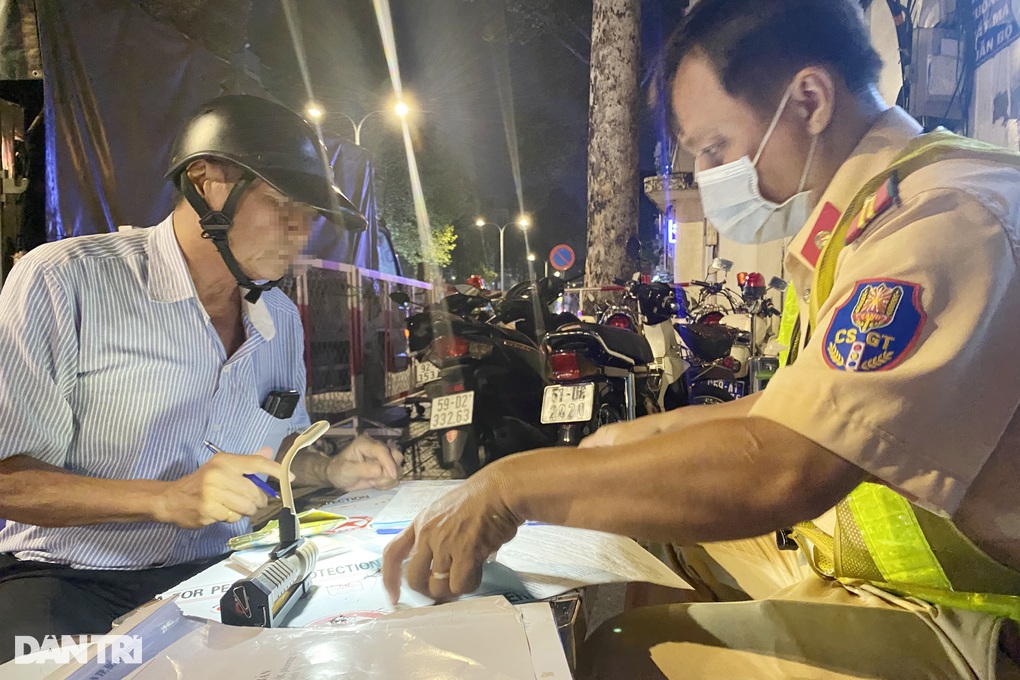 Chủ quán nhậu ở TPHCM 2 lần vi phạm nồng độ cồn: Bạn mời khó từ chối quá - 1 Chủ quán nhậu ở TPHCM 2 lần vi phạm nồng độ cồn: Bạn mời khó từ chối quá - 1