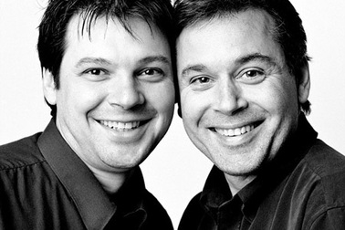 Những cặp đôi giống nhau kỳ lạ dù không cùng huyết thống