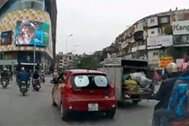 Lái xe kiểu "ăn cướp" giữa thủ đô