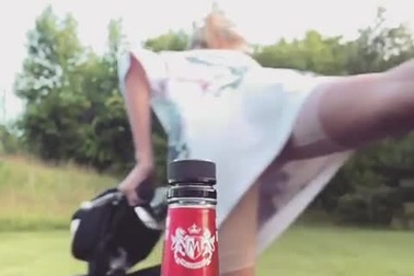 Hailey Bieber - vợ của Justin Bieber vừa lái mô tô 4 bánh vừa đá nắp chai