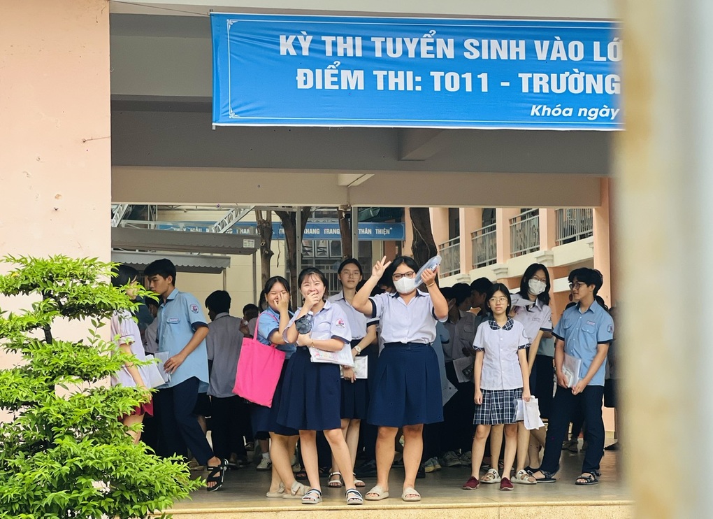 Nữ sinh trót lộ điện thoại giấu trong váy khi… đứng lên xin thêm giấy thi - 1