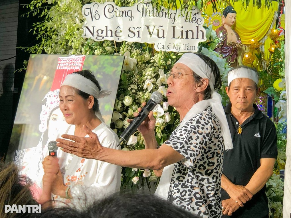 Đêm tiễn Vũ Linh: Ngọc Huyền ngất xỉu, hàng ngàn người xem hát đến 1h sáng - 4 Đêm tiễn Vũ Linh: Ngọc Huyền ngất xỉu, hàng ngàn người xem hát đến 1h sáng - 4