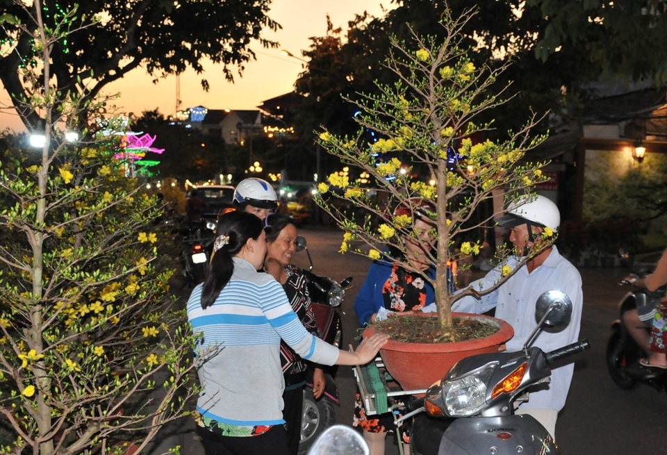 Người dân Cần Thơ hối hả đưa nàng xuân về nhà đón Tết - 15 Người dân Cần Thơ hối hả đưa nàng xuân về nhà đón Tết - 15