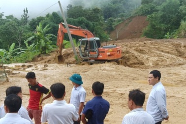 Thông tuyến quốc lộ lên huyện biên giới Mường Lát