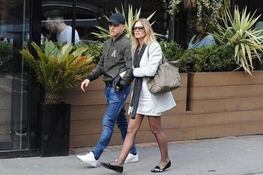 Vi phạm lỗi giao thông, Alexis Sanchez vẫn vui vẻ “tay trong tay” với bồ xinh