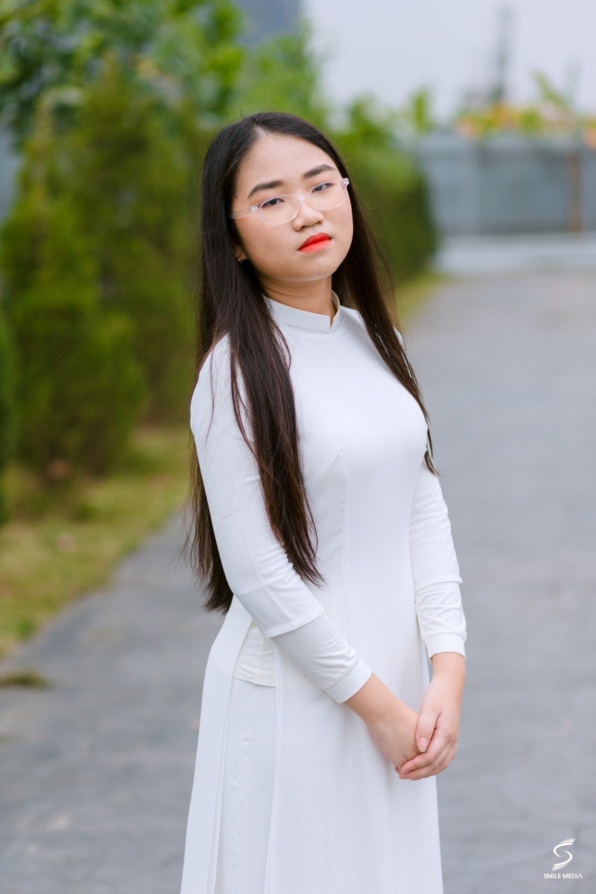 សិស្សស្រីមកពីសាលាភូមិបានប្រឡងជាប់ភាសាអង់គ្លេស គណិតវិទ្យា និង IT នៃសាលាឯកទេសធំៗចំនួន៣ - ១ Nữ sinh trường làng đỗ chuyên Anh, toán, tin của 3 trường chuyên lớn - 1