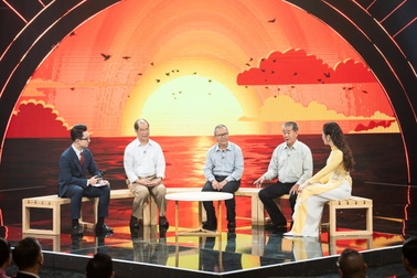 Cuộc hội ngộ của 3 người cha "trăm con" trên sân khấu "Gala Việc tử tế"