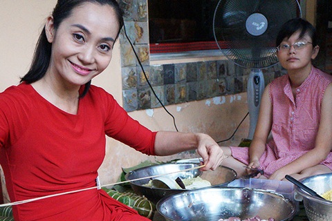 NSƯT Hạnh Thúy gói bánh tét cùng gia đình vì sợ “mất Tết”