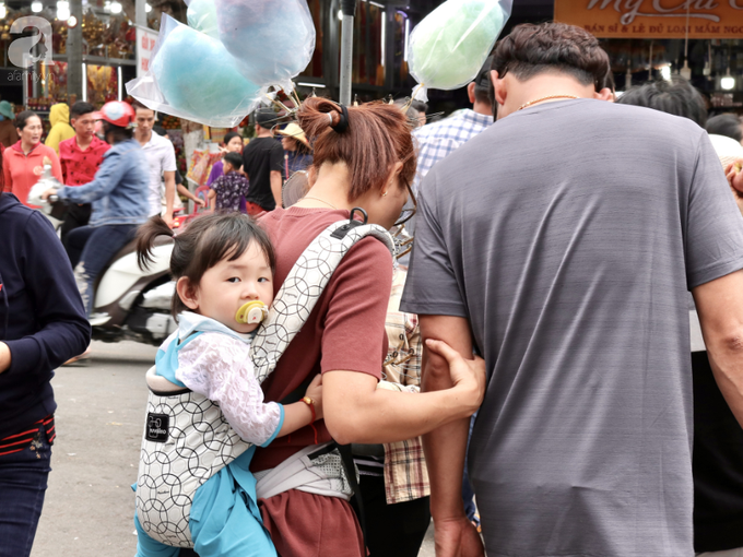Miếu Bà Chúa Xứ “vỡ trận” ngày Tết, ai cũng đeo khẩu trang giữa đại dịch corona - Ảnh 7. Miếu Bà Chúa Xứ “vỡ trận” ngày Tết, ai cũng đeo khẩu trang giữa đại dịch corona - Ảnh 7.