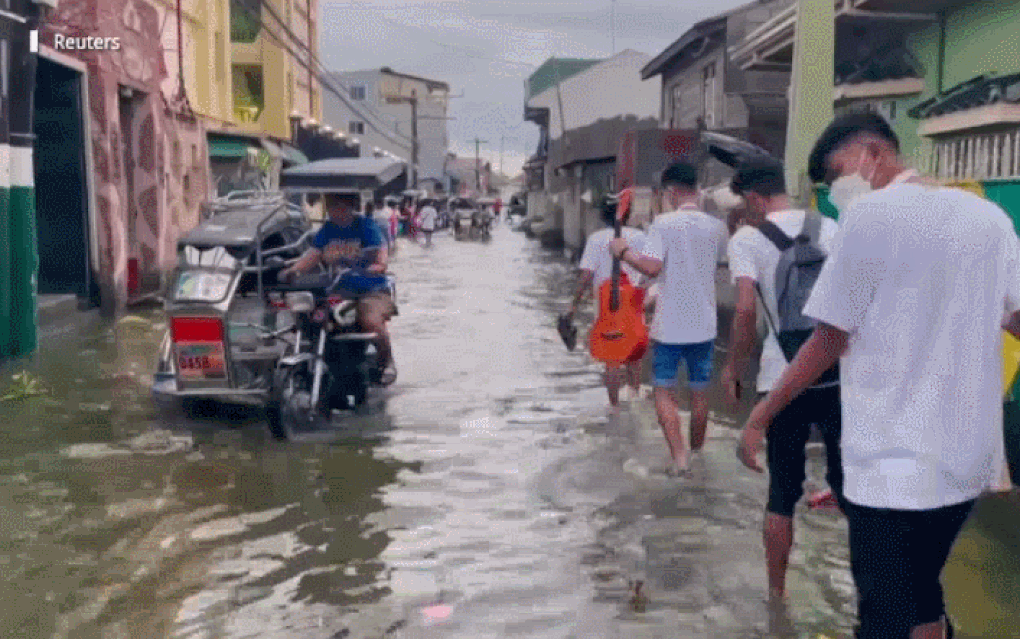 Tài xế kéo dài chân cho xe để chống ngập lụt ở Philippines - 1 Tài xế kéo dài chân cho xe để chống ngập lụt ở Philippines - 1