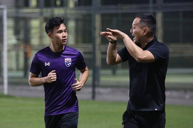 Ngôi sao hàng đầu U23 Thái Lan phải tập riêng vì chấn thương