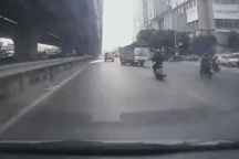 Cô gái Hà Nội kể phút bị xe tải đe dọa "mày tin tao đâm không" rồi húc ngã