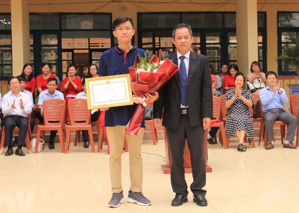 Tỉnh Đắk Lắk tặng gần 30 triệu đồng cho á quân Olympia - 1 Tỉnh Đắk Lắk tặng gần 30 triệu đồng cho á quân Olympia - 1