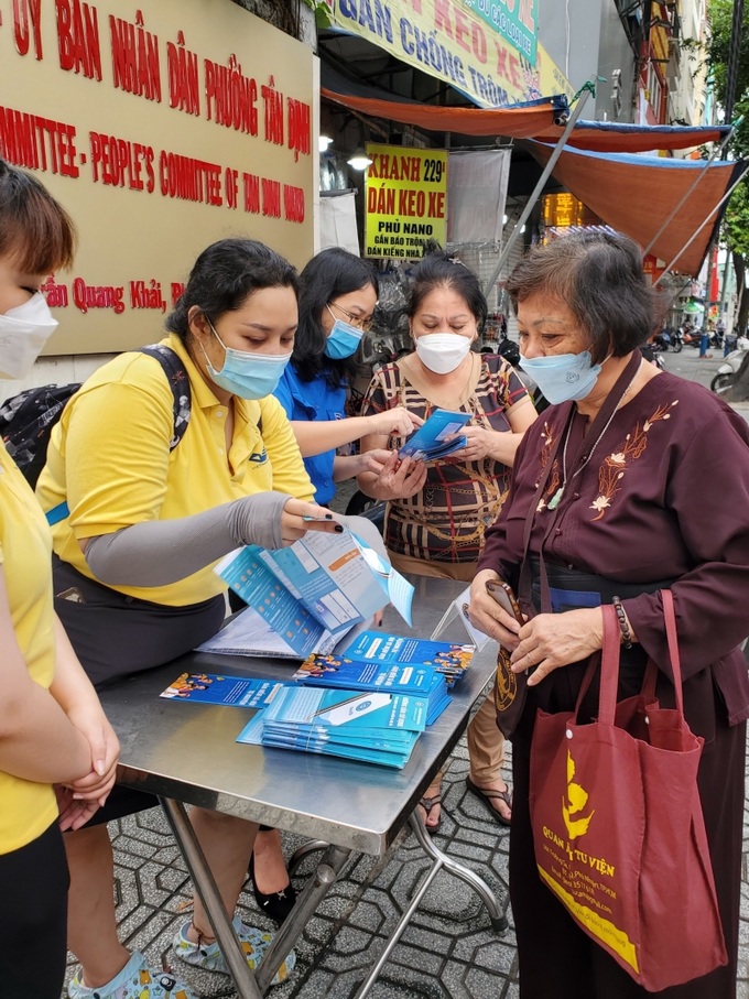 Tình nguyện viên tư vấn cho người dân các chính sách khi tham gia BHXH tự nguyện.